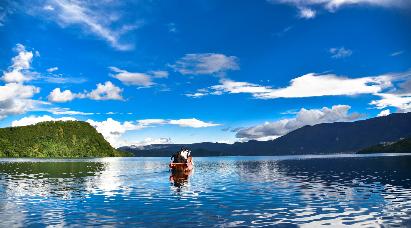 瀘沽湖背影相關(guān)旅游線路